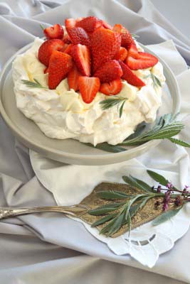Image: Gluten Free Meringue Cake - Pavlova